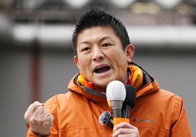 写真:街頭演説で支持を訴える参政党の神谷代表=28日、埼玉県川口市