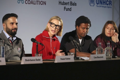 写真:記者会見する俳優のケイト・ブランシェットさん(左から2人目)と難民の映画制作者ら=30日、オランダ・ロッテルダム(共同)
