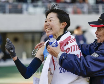 写真：大阪国際女子マラソンで６位に入り、笑顔を見せる川内理江＝２５日、ヤンマースタジアム長居