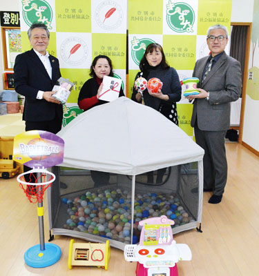 写真：子育てサロンに寄付した内山社長（右端）と、登別市社協の仲川会長（左端）ら