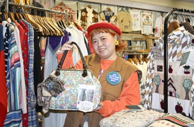 写真：古着店「ものがたりを着るお店ｃｈｏｏｓｙ」店長の立山都さん＝静岡市