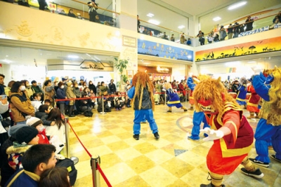 写真:湯鬼神演舞を披露する元鬼ふりまき隊