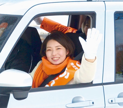 写真:伊達市内で支持者に手を振る菅野候補