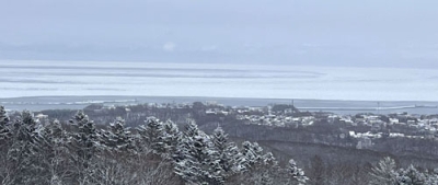 写真：「流氷接岸初日」を迎えた網走市＝１日午後（オホーツク流氷館提供）