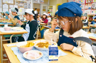 写真：「噴火湾産ほたてカレー」を味わう伊達西小の児童たち