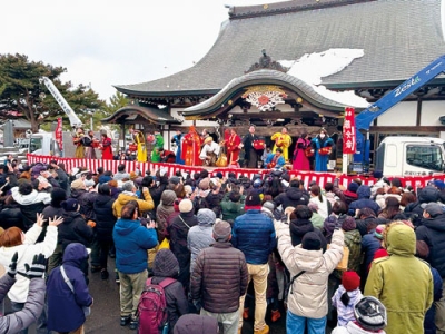 写真：大勢の地域住民が幸運を集めた大雄寺の大節分会