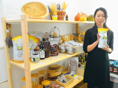 写真:一押しのココナッツオイルを手にする佐々木さん