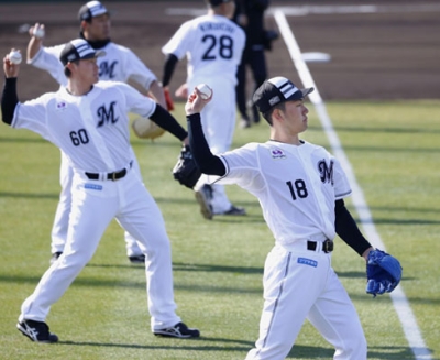 写真:キャッチボールで調整するロッテ・石垣元(手前)=都城