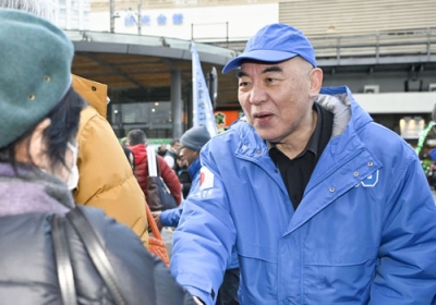 写真：街頭演説に訪れた人と握手する日本保守党の百田代表＝１月３１日、東京・有楽町