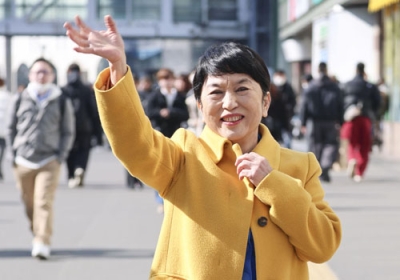 写真：公示第一声を終え、手を振る社民党の福島党首＝１月２７日、東京・新宿