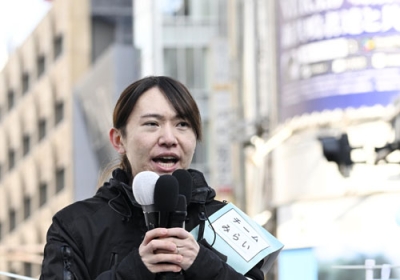 写真：東京・渋谷のハチ公前広場で第一声を上げるチームみらいの安野貴博党首＝１月２７日