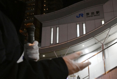 写真：ＪＲ放出駅前で政策を訴える衆院選の候補者＝１月、大阪市鶴見区