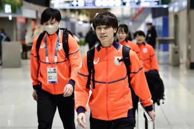 写真:イタリア・ミラノのマルペンサ空港に到着したスピードスケートの森重航(手前)ら=1月31日(共同)