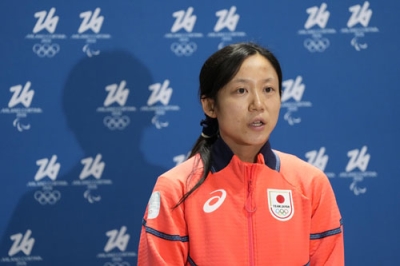 写真:イタリア・ミラノのマルペンサ空港に到着し取材に応じる高木美帆=1日(共同)