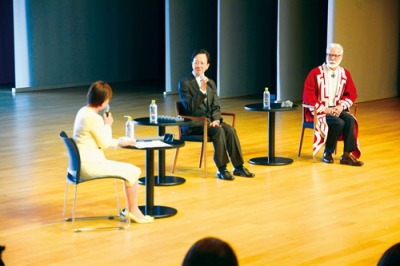 写真：伝承の在り方について語る坂東氏（中央）と野本館長（右）