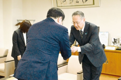 写真:小笠原市長に目録を手渡す木暮支店長(右)