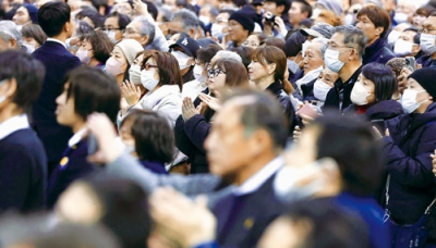 写真:演説会で拍手する人たち=2日午後、長野県内