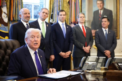 写真：重要鉱物の備蓄制度創設を発表するトランプ米大統領（手前）＝２日、ワシントン（ゲッティ＝共同）