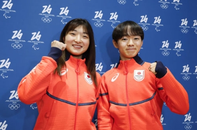 写真：イタリア・ミラノのマルペンサ空港に到着した坂本花織（左）と鍵山優真＝１月２９日（共同）