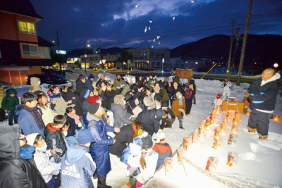 写真:サプライズイベントの餅まきに熱中する来場者たち