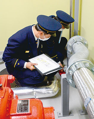 写真：国立アイヌ民族博物館の設備を確認する白老町消防本部の職員