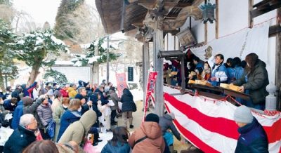 写真:有珠善光寺で行われた豆まき