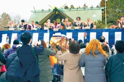 写真：にぎわいを見せた中嶋神社の豆まき