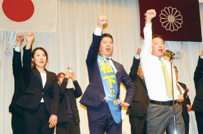 写真：「ガンバロー」と拳を突き上げ必勝を誓った総決起大会