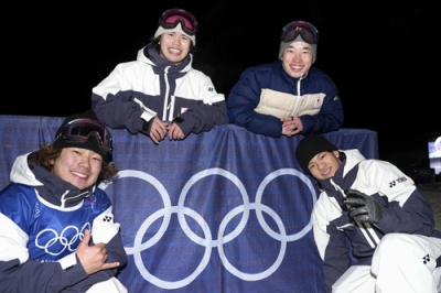 写真：調整を終え、写真に納まるスノーボード男子ビッグエアの（右上から時計回りに）木村葵来、木俣椋真、長谷川帝勝、荻原大翔＝リビーニョ（共同）