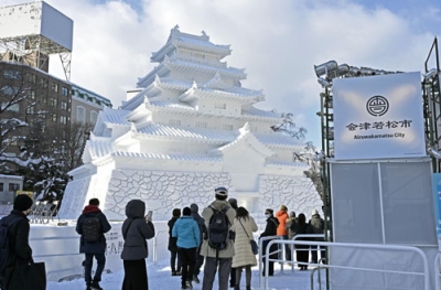 写真：「さっぽろ雪まつり」に登場した福島県会津若松市の「鶴ケ城」の大雪像＝４日午前、札幌市の大通公園