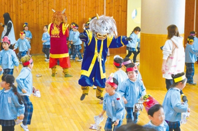 写真：鬼から逃げたり、豆を投げて立ち向かう園児たち