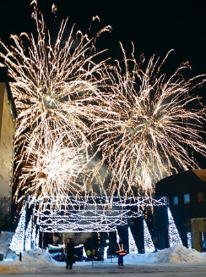 写真：洞爺湖温泉街の夜空を彩る冬花火