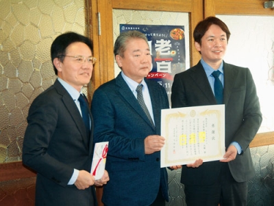 写真：１００万円を寄付した（右から）松本代表取締役、前島取締役社長ら
