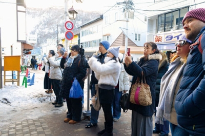 写真：からくりを動画撮影する観光客たち