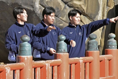 写真:休養日に鵜戸神宮で「運玉」を投げる西武の(右から)秋山、岩城、小島=4日、宮崎県日南市