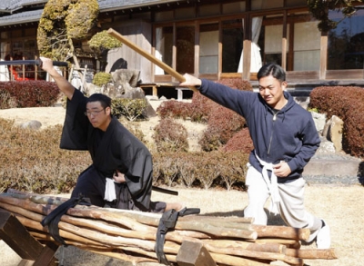 写真:休養日に剣術を体験するロッテ・石垣元(右)=4日、宮崎県都城市