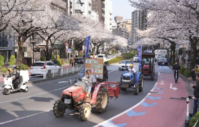 写真：「令和の百姓一揆」と銘打ち、トラクターに乗ってデモ行進する参加者＝２０２５年３月、東京都渋谷区