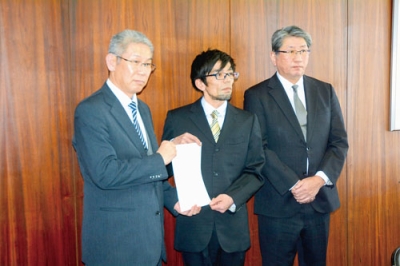 写真：答申書を提出した三河会長（中央）、田村副会長（右）と井内教育長