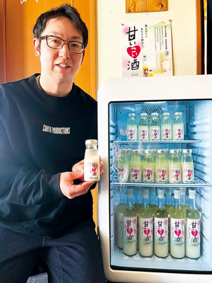 写真：旅館裏で栽培した「ななつぼし」１００％使用の甘酒をＰＲする山田光大専務取締役