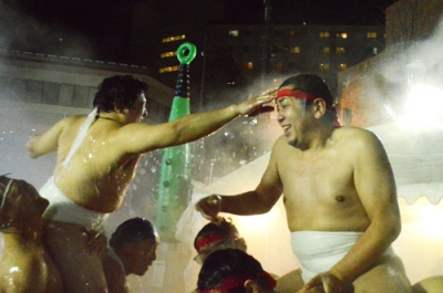 写真：敵陣の鉢巻きを狙い白熱する騎馬戦