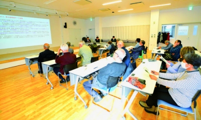 写真:さまざまな質問や意見が出たヌプ<span style="font-size: 0.8em">ル</span>での報告会