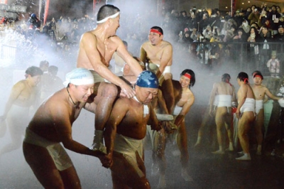 写真：第５３回登別温泉湯まつりは４日、フィナーレとなる「源泉湯かけ合戦」が行われた。泉源公園を舞台に、湯温上昇と湯量増加を巡って湯をかけ合う騎馬戦を繰り広げた＝４日午後９時１５分