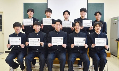 写真：２級電気工事施工管理技士の国家試験に合格した生徒たち