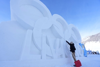 写真：ラノ・コルティナ冬季五輪のスノーボード競技などが行われるリビーニョ・スノーパーク近くに作られた雪の五輪マーク＝５日、イタリア・リビーニョ（共同）
