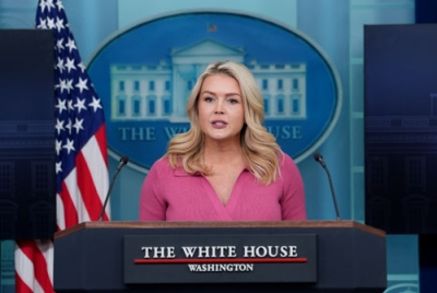 写真：５日、米ホワイトハウスで話すレビット報道官（ＡＰ＝共同）