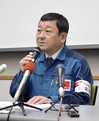 写真：記者会見する東京電力柏崎刈羽原発の稲垣武之所長。６号機の原子炉を９日に再起動すると発表した＝６日午前、新潟県刈羽村