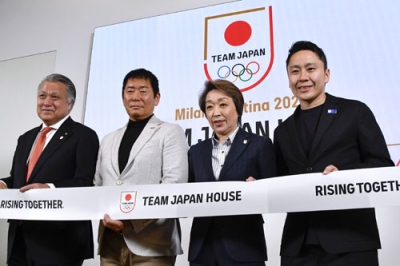 写真：交流拠点となる「ジャパンハウス」の内覧会でポーズをとるＪＯＣの橋本聖子会長（中央右）ら＝５日、イタリア・ミラノ（共同）