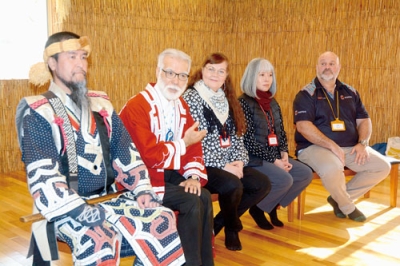 写真：シンポジウムへの意気込みを語る野本館長（左から２人目）ら