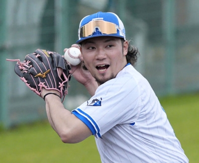 写真：キャッチボールで調整する日本ハム・伊藤＝名護