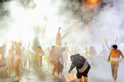 写真：紅組に勝利し、勝ちどきを上げる白組＝４日、泉源公園